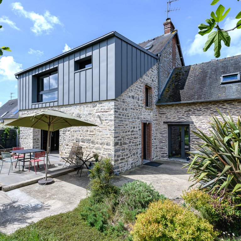 Surélévation discrète en coeur de bourg 